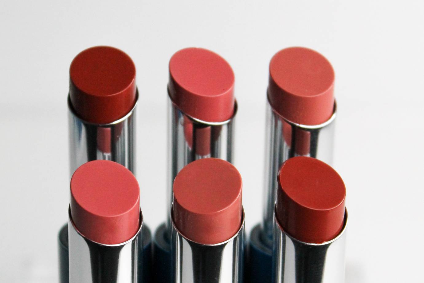 Lip Gloss vs Lipstick (main)